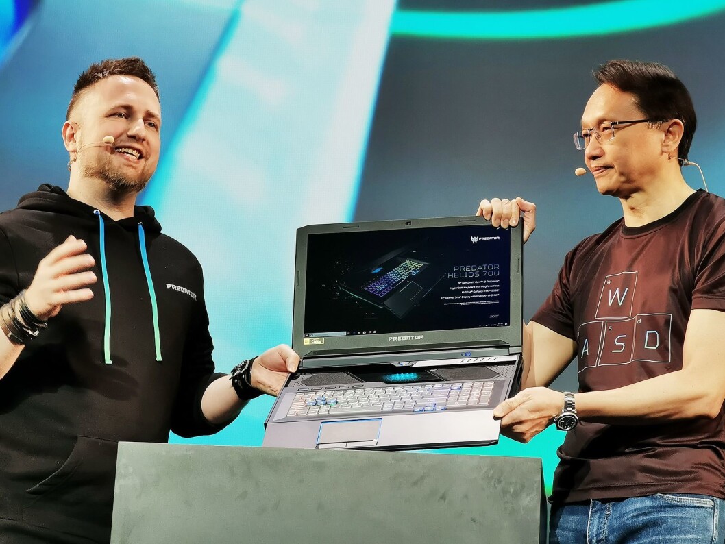 Kegan Kennedy (t. v.) og Jason Chen med den helt nye Predator Helios 700, med tastaturet HyperDrift som trekkes mot brukeren og skal bedre luftstrømmen slik at datamaskinene holdes kald og dermed støyer mindre. Pris: 25.500,- Foto: Stian Sønsteng. Kegan Kennedy (t. v.) og Jason Chen med den helt nye Predator Helios 700, med tastaturet HyperDrift som trekkes mot brukeren og skal bedre luftstrømmen slik at datamaskinene holdes kald og dermed støyer mindre. Pris: 25.500,- Foto: Stian Sønsteng.