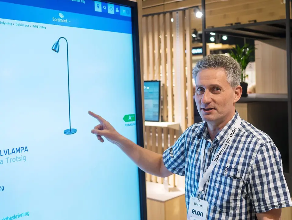 Stefan Englund demonstrerer den 75 tommer store trykkfølsomme skjermen under Elon Expo 2019. Foto: Ola Larsson. Stefan Englund demonstrerer den 75 tommer store trykkfølsomme skjermen under Elon Expo 2019. Foto: Ola Larsson.