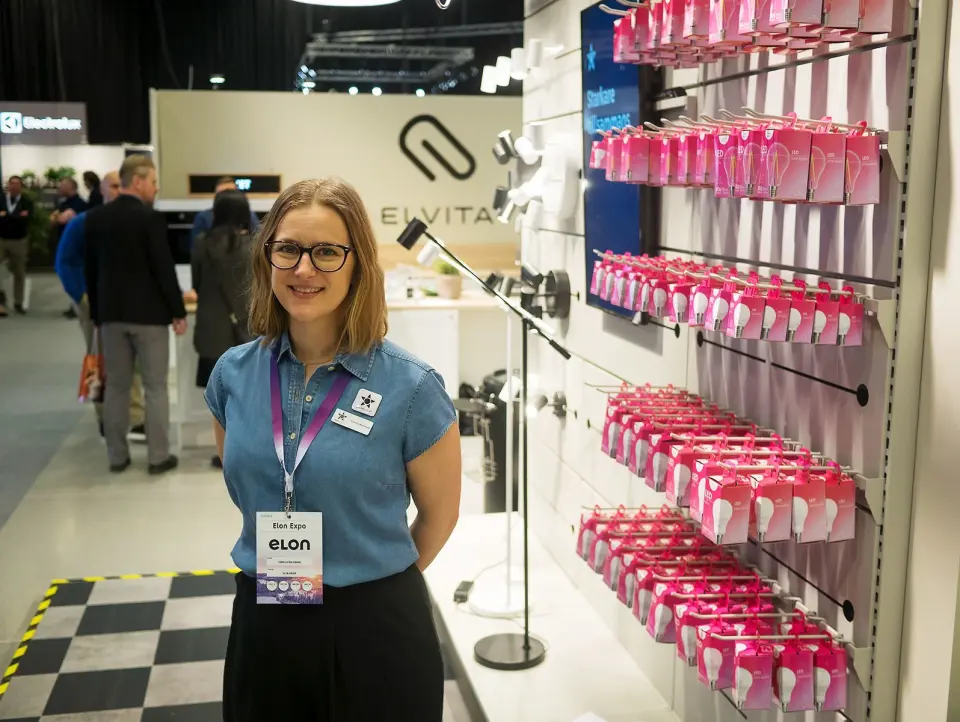 Camilla Waldmark, PR- og kommunikasjonsansvarlig i Elon Group, på Elvitas stand på Elon Expo 2019, hvor kategorien belysning blant annet ble vist fram. Foto: Ola Larsson. Camilla Waldmark, PR- og kommunikasjonsansvarlig i Elon Group, på Elvitas stand på Elon Expo 2019, hvor kategorien belysning blant annet ble vist fram. Foto: Ola Larsson.
