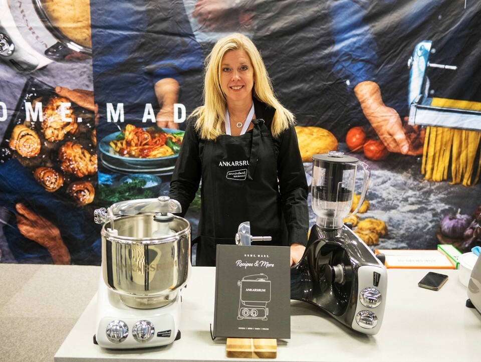 Patricia Thörnwall fra Ankarsrum viser på Elon Expo 2019 selskapets kjøkkenmaskin i den nye fargen «glossy white», samt kokeboken, og blenderkannen som kommer i juni. Foto: Ola Larsson