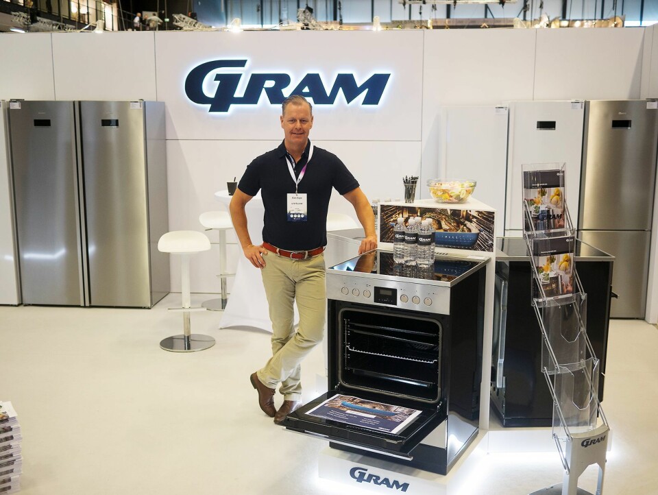 Landssjef i Sverige for Gram, Peder Qwist, ved selskapets nye komfyrer, kjøleskap og fryseskap som er på vei inn til Elons sentrallager. Foto: Ola Larsson
