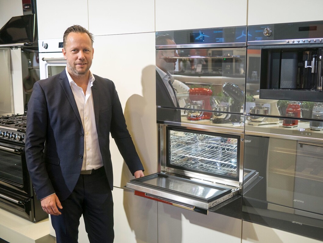 Nordisk salgsdirektør for hvitevarer og småelektrisk hos Smeg, Patrik Esperstrand, med selskapets Blast Chiller. Foto: Ola Larsson Nordisk salgsdirektør for hvitevarer og småelektrisk hos Smeg, Patrik Esperstrand, med selskapets Blast Chiller. Foto: Ola Larsson