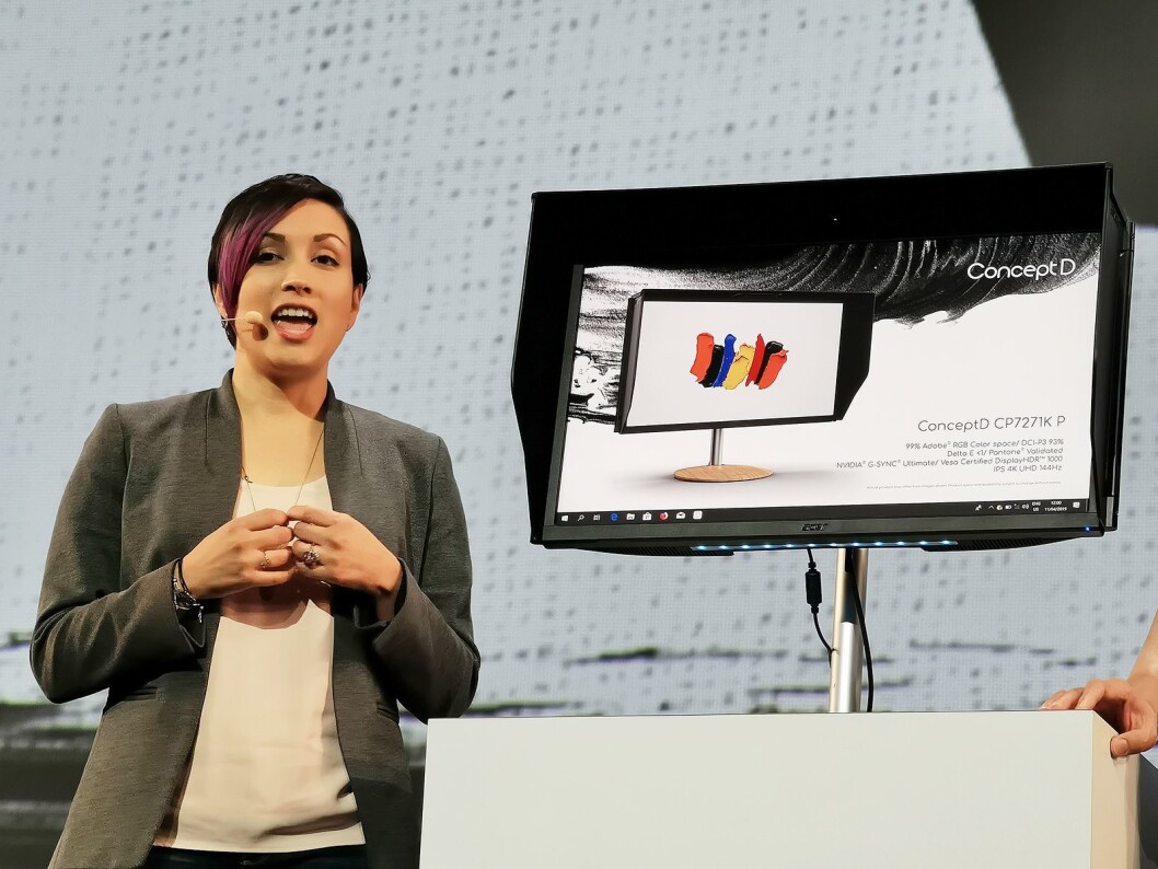 Angelica Davila med ConceptD CP7-monitoren. Foto: Stian Sønsteng. Angelica Davila med ConceptD CP7-monitoren. Foto: Stian Sønsteng.