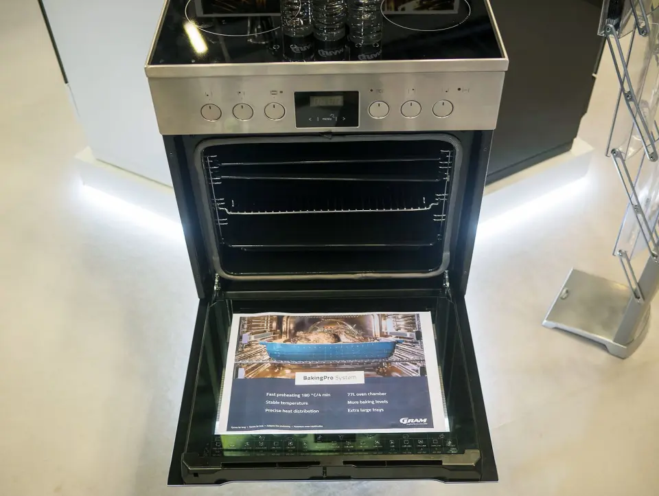 En ny komfyr fra Gram med BakingPro System. Foto: Ola Larsson. En ny komfyr fra Gram med BakingPro System. Foto: Ola Larsson.