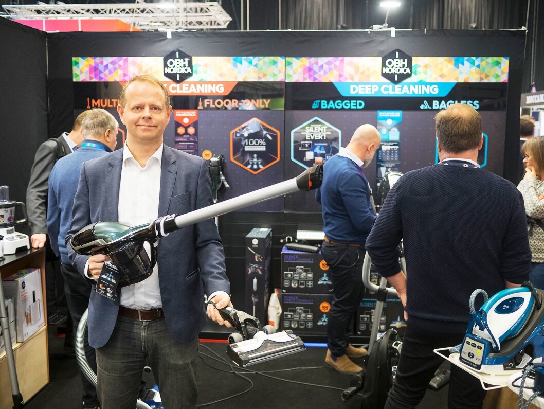 Johan Elkind fra Tefal-OBH Nordica Group med en av selskapets støvsugere i hendene. Foto: Ola Larsson Johan Elkind fra Tefal-OBH Nordica Group med en av selskapets støvsugere i hendene. Foto: Ola Larsson