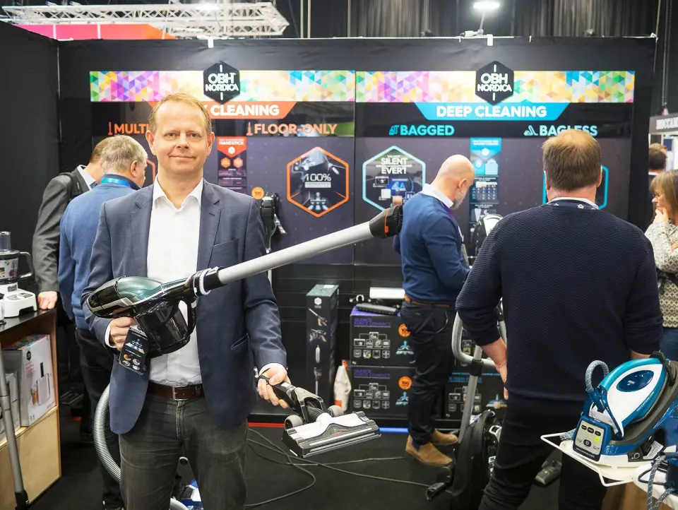 Johan Elkind fra Tefal-OBH Nordica Group med en av selskapets støvsugere i hendene. Foto: Ola Larsson Johan Elkind fra Tefal-OBH Nordica Group med en av selskapets støvsugere i hendene. Foto: Ola Larsson