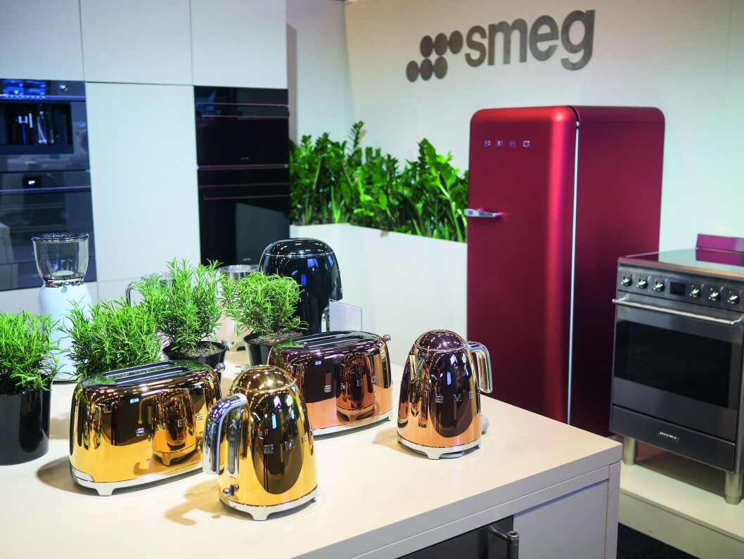 Nye farger hos Smeg, rubinrødt kjøleskap og brødristere og vannkokere i gull og rosé. Foto: Ola Larsson. Nye farger hos Smeg, rubinrødt kjøleskap og brødristere og vannkokere i gull og rosé. Foto: Ola Larsson.