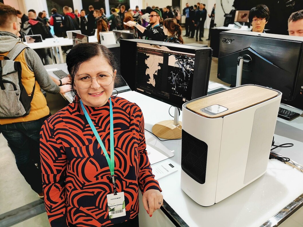Nordisk PR-sjef Ekaterina Bakhbava med den stasjonære maskinen ConceptD 500 og monitoren CP7271K. Foto: Stian Sønsteng. Nordisk PR-sjef Ekaterina Bakhbava med den stasjonære maskinen ConceptD 500 og monitoren CP7271K. Foto: Stian Sønsteng.