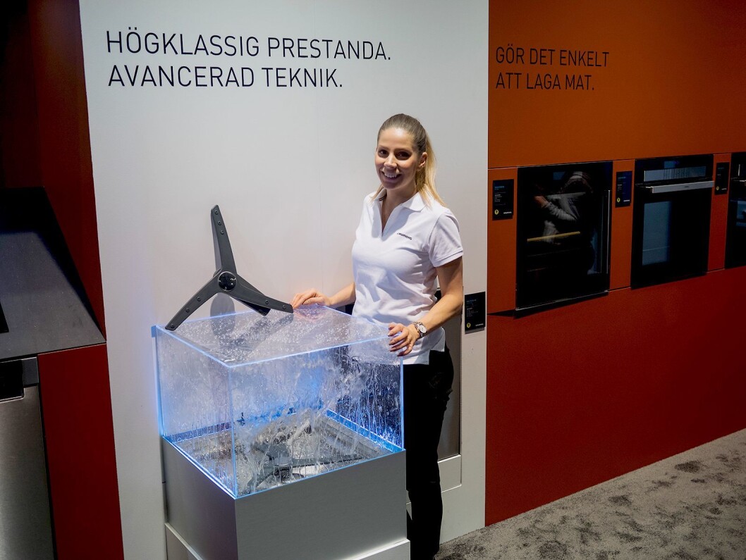 Glorija Tolic hos Grundig viser den unike spolearmen i selskapets selvdoserende oppvaskmaskin. Foto: Ola Larsson Glorija Tolic hos Grundig viser den unike spolearmen i selskapets selvdoserende oppvaskmaskin. Foto: Ola Larsson