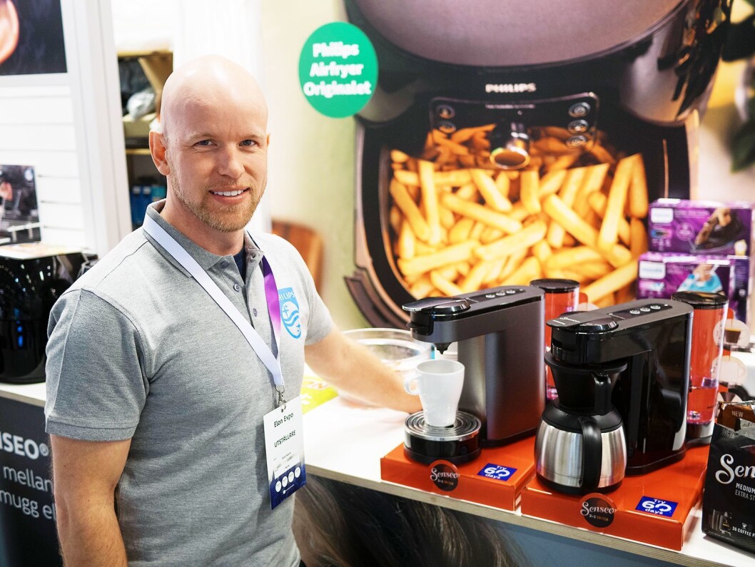 Oscar Wåhlin fra Philips med Senseo 3in1 Switch som kan lage ulike varianter kaffe. Foto: Ola Larsson Oscar Wåhlin fra Philips med Senseo 3in1 Switch som kan lage ulike varianter kaffe. Foto: Ola Larsson