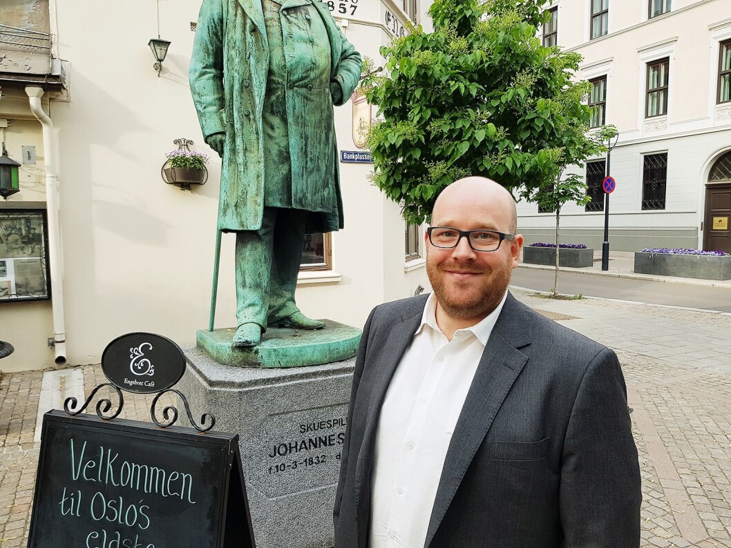 Erik Skjerve holdt også et foredrag under sommermøtet i Stiftelsen Elektronikkbransjens leverandørgruppe. Her er han fotografert utenfor Café Engebret i Oslo. Foto: Jan Røsholm Erik Skjerve holdt også et foredrag under sommermøtet i Stiftelsen Elektronikkbransjens leverandørgruppe. Her er han fotografert utenfor Café Engebret i Oslo. Foto: Jan Røsholm