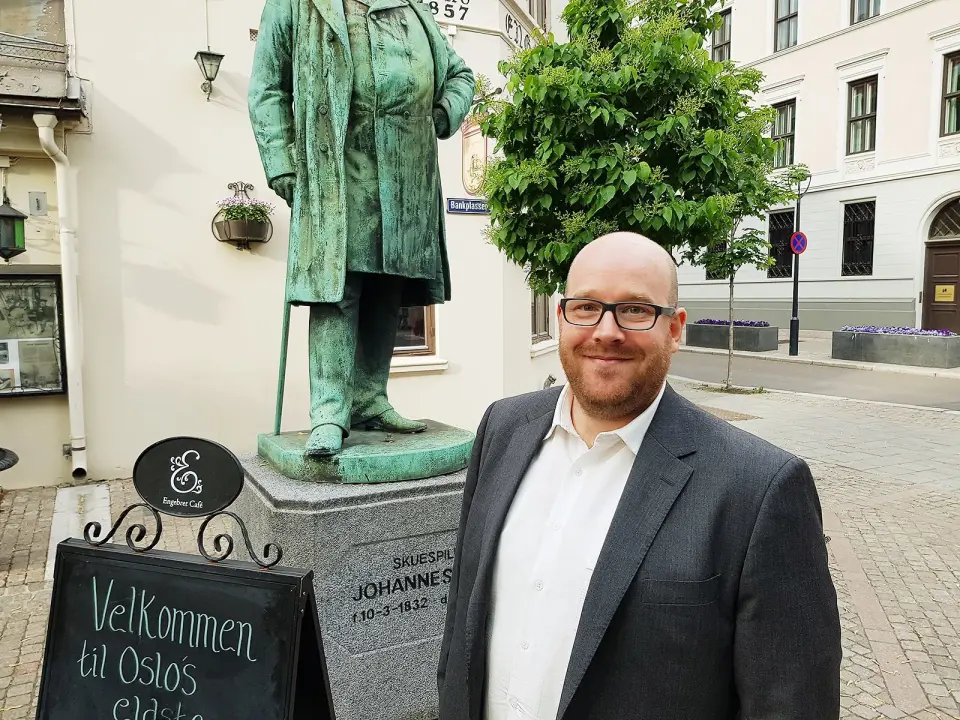 Erik Skjerve holdt også et foredrag under sommermøtet i Stiftelsen Elektronikkbransjens leverandørgruppe. Her er han fotografert utenfor Café Engebret i Oslo. Foto: Jan Røsholm Erik Skjerve holdt også et foredrag under sommermøtet i Stiftelsen Elektronikkbransjens leverandørgruppe. Her er han fotografert utenfor Café Engebret i Oslo. Foto: Jan Røsholm