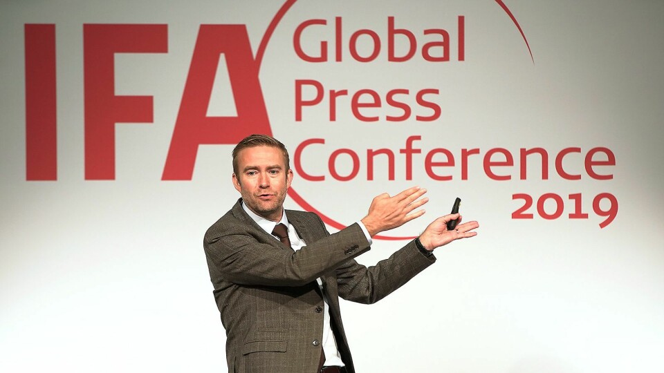 Konsernsjef Yannick Fierling i Haier Europe på scenen under IFA-messens globale pressekonferanse. Foto: IFA