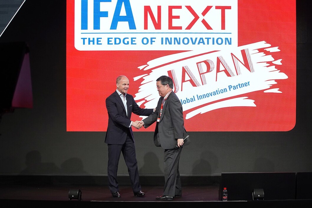 Christian Göke (t. v.) i Messe Berlin presenterer generaldirektør Keita Nishiyama i byrået for handel og informasjon i det japanske finansdepartement. Japan er messens første globale innovasjonspartner. Foto: IFA Christian Göke (t. v.) i Messe Berlin presenterer generaldirektør Keita Nishiyama i byrået for handel og informasjon i det japanske finansdepartement. Japan er messens første globale innovasjonspartner. Foto: IFA