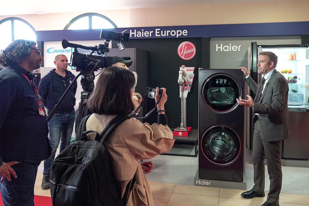Konsernsjef Yannick Fierling i Haier Europe viser på IFAs globale pressekonferanse neste generasjon Haier Duo. Foto: IFA. Konsernsjef Yannick Fierling i Haier Europe viser på IFAs globale pressekonferanse neste generasjon Haier Duo. Foto: IFA.