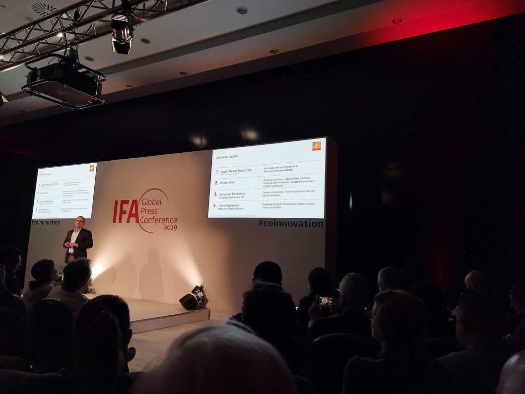 Visepresident Friedemann Stöckle i markedsanalyseselskapet GfK, på scenen under IFA-messens globale pressemøte. Foto: Stian Sønsteng. Visepresident Friedemann Stöckle i markedsanalyseselskapet GfK, på scenen under IFA-messens globale pressemøte. Foto: Stian Sønsteng.