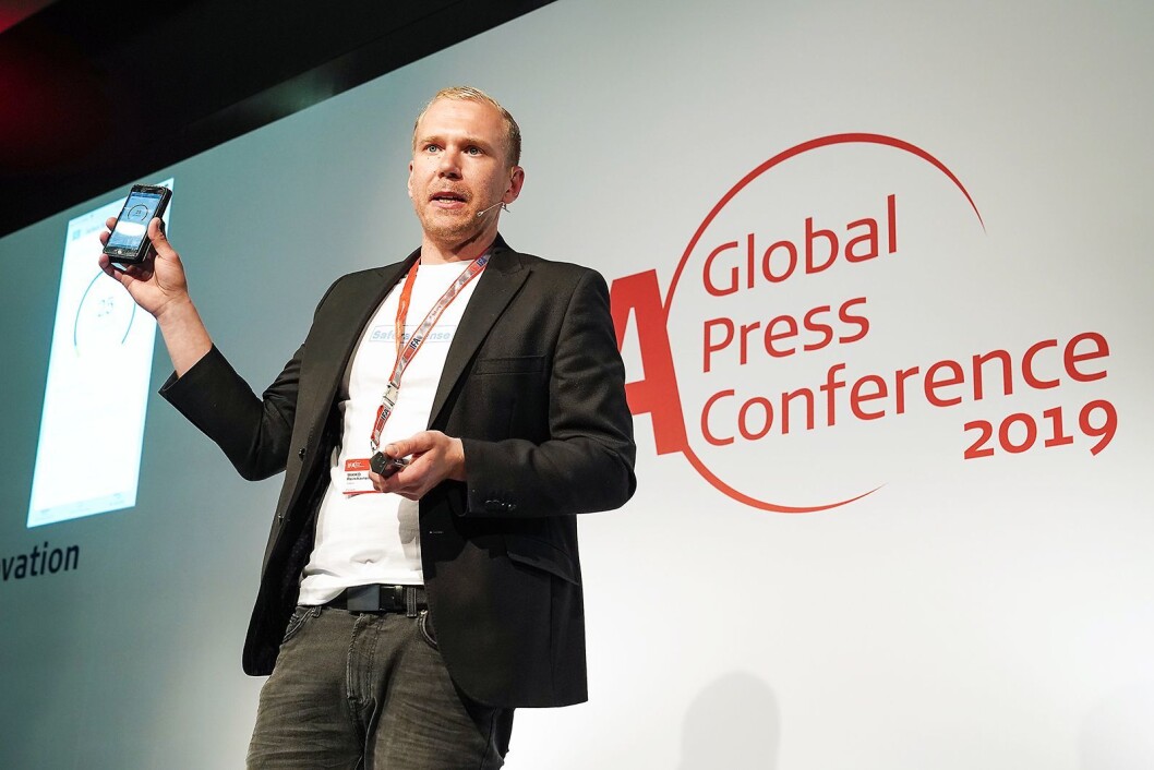 Mikko Reinikainen i Safera på scenen under IFA-messen globale pressekonferanse. Foto: IFA. Mikko Reinikainen i Safera på scenen under IFA-messen globale pressekonferanse. Foto: IFA.