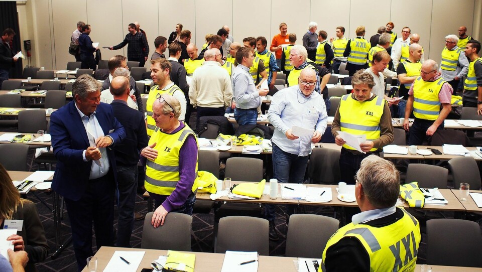 Fra Hvitevaredagene 2017, da deltakerne ble trent i kundedialog. De gule vestene ble brukt for å skille kunder og verkstedsansatte. Foto: Jan Røsholm