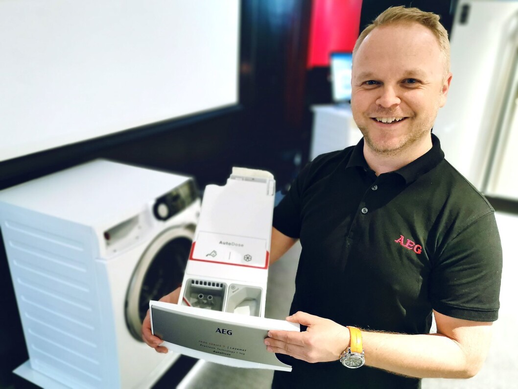 Vegard Meen i AEG viser selskapets første vaskemaskin med autodosering, der man i tillegg til to hovedkamre har to rom til spesialmidler. Foto: Stian Sønsteng Vegard Meen i AEG viser selskapets første vaskemaskin med autodosering, der man i tillegg til to hovedkamre har to rom til spesialmidler. Foto: Stian Sønsteng