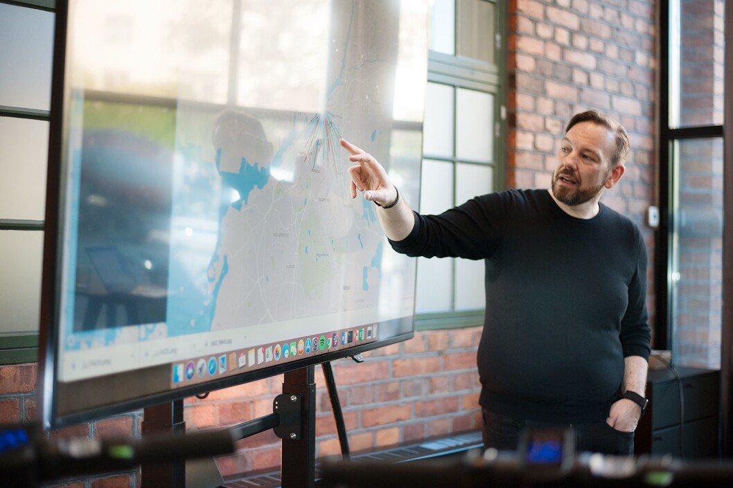 Teknologidirektør Michael Söderberg viser fram visualisering av ulike data Voi samler inn fra sine turer. Foto: Voi. Teknologidirektør Michael Söderberg viser fram visualisering av ulike data Voi samler inn fra sine turer. Foto: Voi.