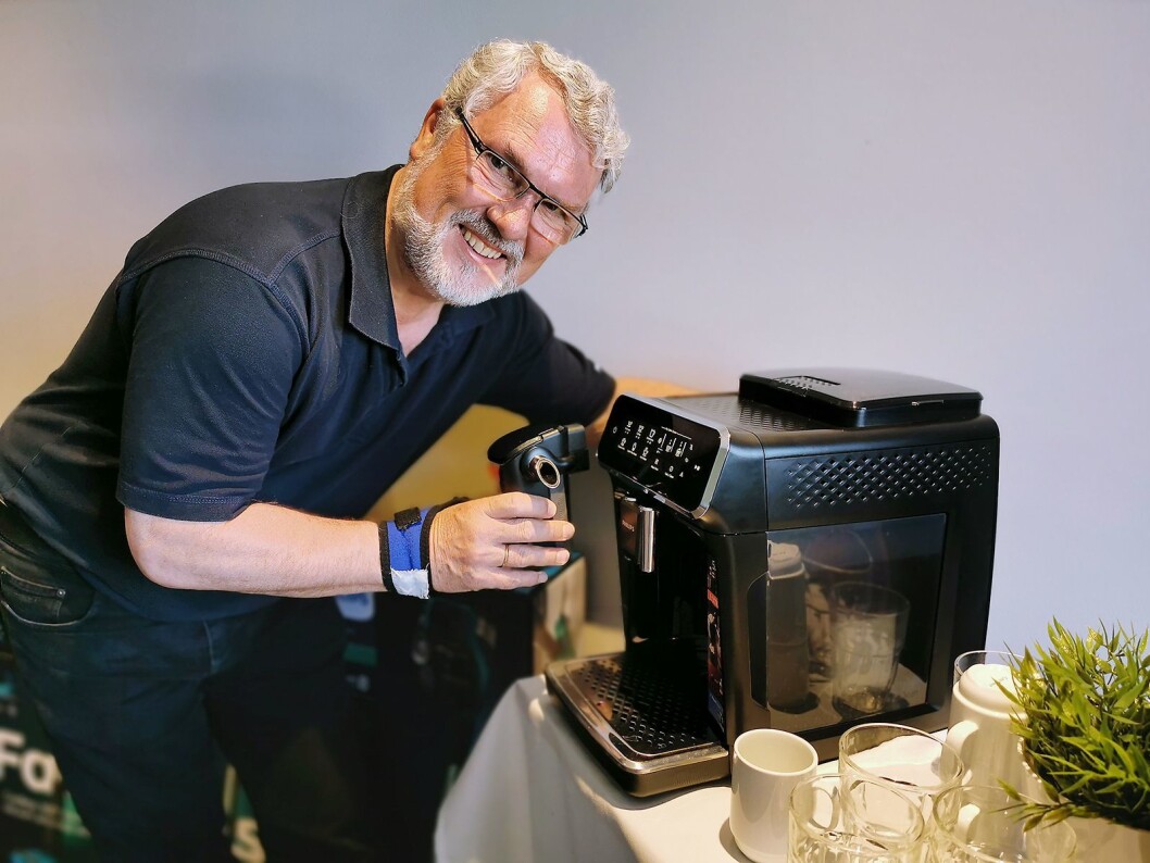 Gunnar Mylius i Philips med melkebeholderen LatteGo, som kun består av to deler, og finnes i både 2000- og 3000-serien. Foto: Stian Sønsteng. Gunnar Mylius i Philips med melkebeholderen LatteGo, som kun består av to deler, og finnes i både 2000- og 3000-serien. Foto: Stian Sønsteng.