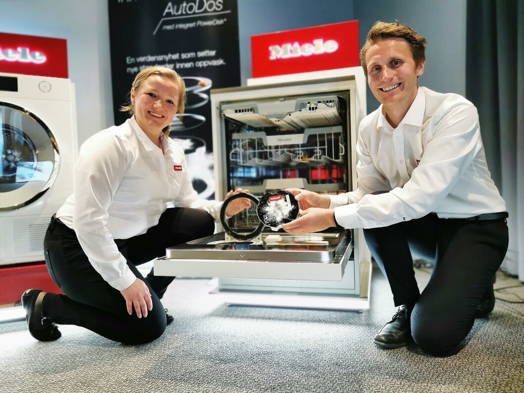 Opplæringssjef Christine F. Nilsen og produktsjef Anders Bjørge i Miele viser for første gang i Norge frem selskapets helt nye oppvaskmaskiner med PowerDisk. Foto: Stian Sønsteng Opplæringssjef Christine F. Nilsen og produktsjef Anders Bjørge i Miele viser for første gang i Norge frem selskapets helt nye oppvaskmaskiner med PowerDisk. Foto: Stian Sønsteng