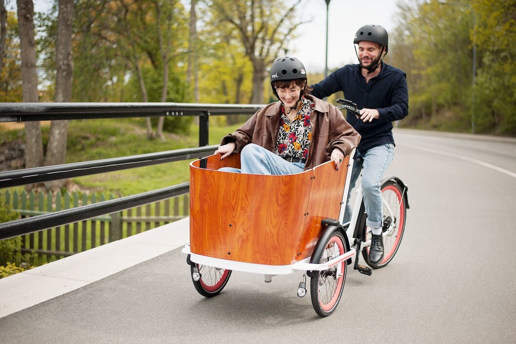 Med Voi Cargo kan du frakte matvarer fra butikken, kjæresten på tur eller barna til barnehagen. Foto: Voi. Med Voi Cargo kan du frakte matvarer fra butikken, kjæresten på tur eller barna til barnehagen. Foto: Voi.