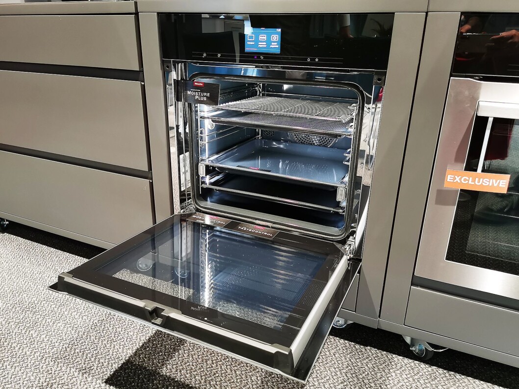 Mieles toppmodell i Powers sortiment H7560BP har blant annet funksjonen TasteControl, som automatisk åpner døren og med viftene senker temperaturen i ovnsrommet med 100 grader, slik at maten ikke etterstekes. Foto: Stian Sønsteng. Mieles toppmodell i Powers sortiment H7560BP har blant annet funksjonen TasteControl, som automatisk åpner døren og med viftene senker temperaturen i ovnsrommet med 100 grader, slik at maten ikke etterstekes. Foto: Stian Sønsteng.