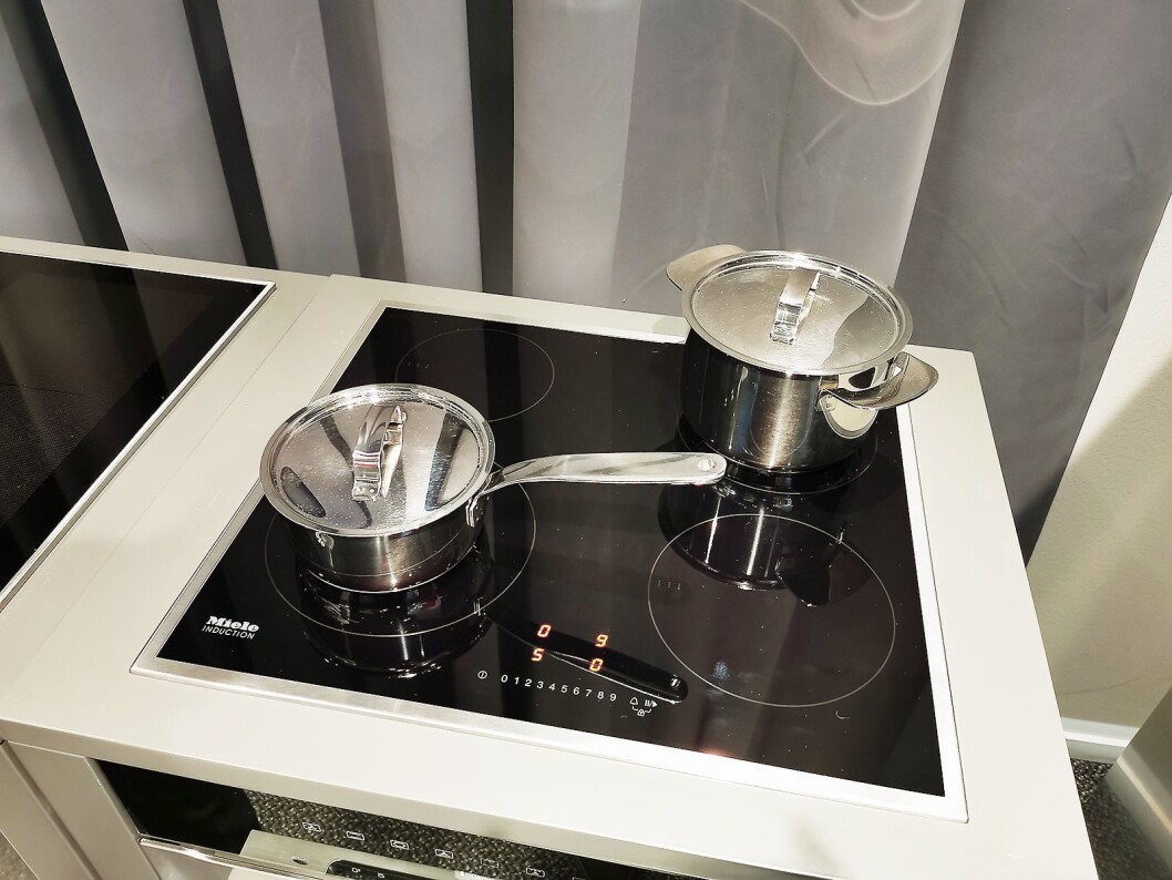 Selv de rimligste koketoppene til Miele registrerer nå automatisk kjelen, slik at det er nok å trykke én gang, på for eksempel 9, for å koke opp vann. Foto: Stian Sønsteng. Selv de rimligste koketoppene til Miele registrerer nå automatisk kjelen, slik at det er nok å trykke én gang, på for eksempel 9, for å koke opp vann. Foto: Stian Sønsteng.