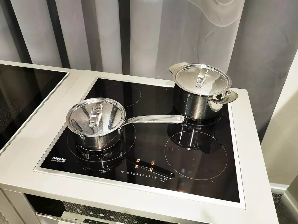 Selv de rimligste koketoppene til Miele registrerer nå automatisk kjelen, slik at det er nok å trykke én gang, på for eksempel 9, for å koke opp vann. Foto: Stian Sønsteng.