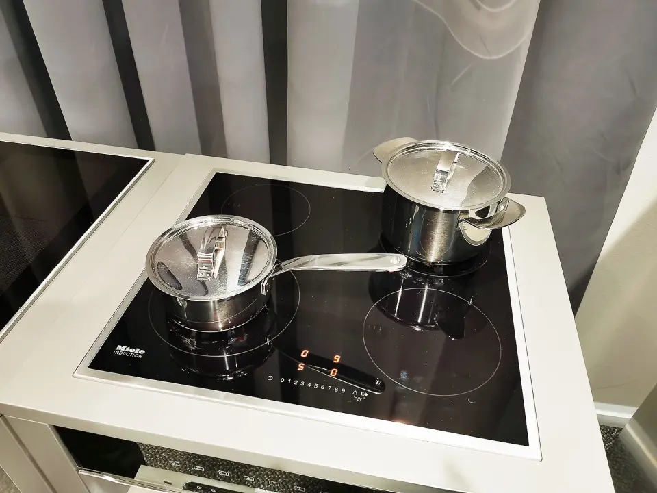 Selv de rimligste koketoppene til Miele registrerer nå automatisk kjelen, slik at det er nok å trykke én gang, på for eksempel 9, for å koke opp vann. Foto: Stian Sønsteng. Selv de rimligste koketoppene til Miele registrerer nå automatisk kjelen, slik at det er nok å trykke én gang, på for eksempel 9, for å koke opp vann. Foto: Stian Sønsteng.