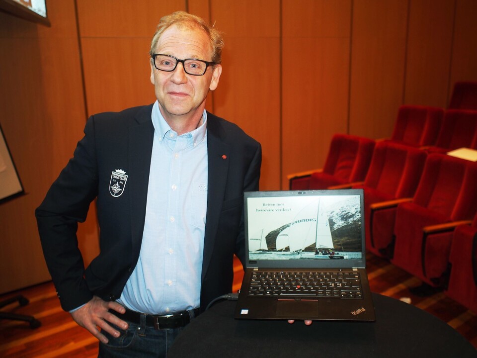 Grundig sponser seiling, og Per Endsjø viser frem bilde av en Grundig-profilert seilbåt. Foto: Jan Røsholm