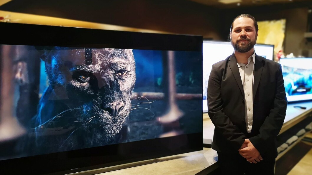 Produktansvarlig i LG Nordic, Erik Svalberg, viser fram tre nye TVer som kommer til Norge nå. Foto: Marte Ottemo Produktansvarlig i LG Nordic, Erik Svalberg, viser fram tre nye TVer som kommer til Norge nå. Foto: Marte Ottemo