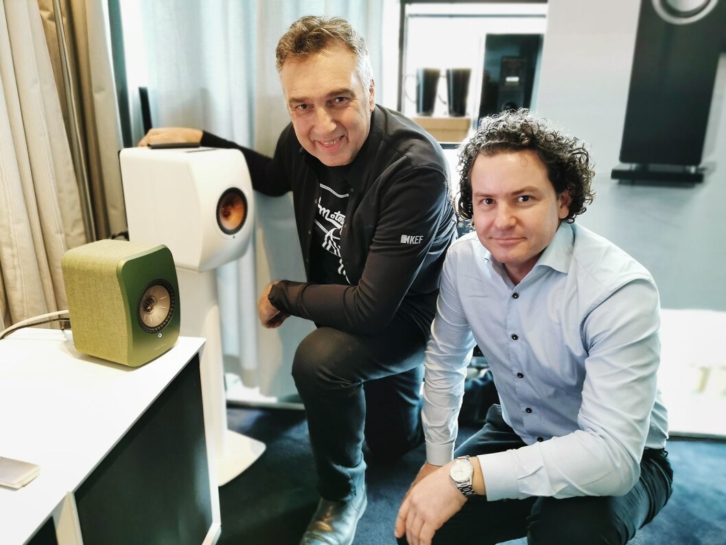 Johan Coorg (t. v.) i Kef og Lars Christian Reinsborg i Neby Hi-Fi Concept AS med Kef LSX (grønn) og LS50 (hvit), til 12.000 og 24.000 kroner paret. Foto: Stian Sønsteng Johan Coorg (t. v.) i Kef og Lars Christian Reinsborg i Neby Hi-Fi Concept AS med Kef LSX (grønn) og LS50 (hvit), til 12.000 og 24.000 kroner paret. Foto: Stian Sønsteng