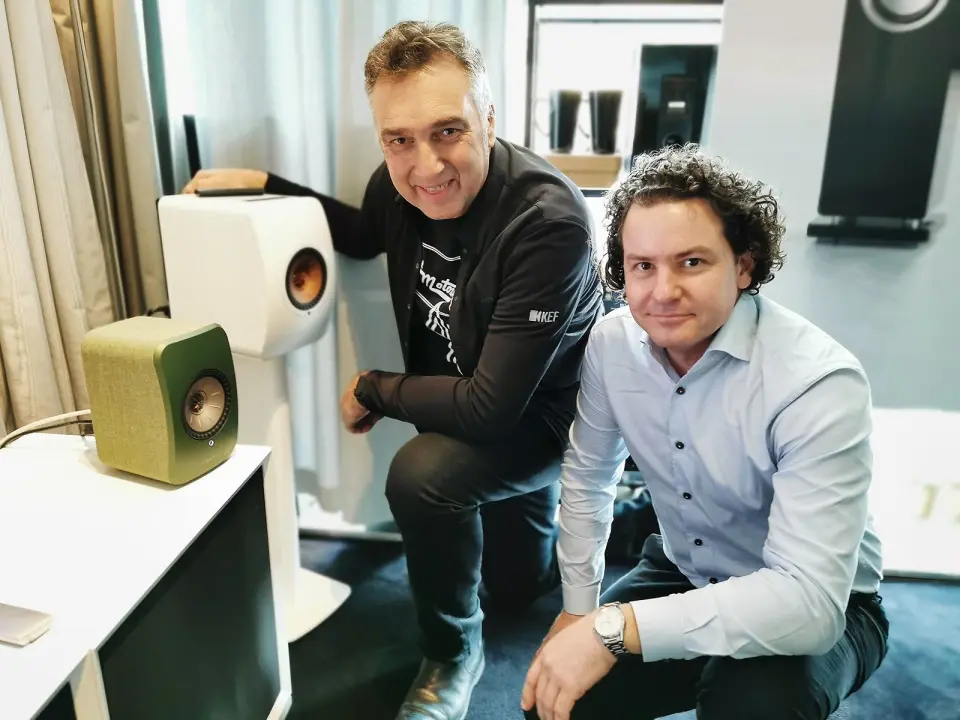 Johan Coorg (t. v.) i Kef og Lars Christian Reinsborg i Neby Hi-Fi Concept AS med Kef LSX (grønn) og LS50 (hvit), til 12.000 og 24.000 kroner paret. Foto: Stian Sønsteng Johan Coorg (t. v.) i Kef og Lars Christian Reinsborg i Neby Hi-Fi Concept AS med Kef LSX (grønn) og LS50 (hvit), til 12.000 og 24.000 kroner paret. Foto: Stian Sønsteng