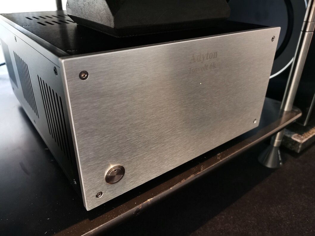Adyton Isovolt 6K er en Iso-trafo med 6000VA, balansert symmetrisk utspenning og 6 separate uttak. Pris: 99.000,-. Adyton Isovolt 6K er en Iso-trafo med 6000VA, balansert symmetrisk utspenning og 6 separate uttak. Pris: 99.000,-.