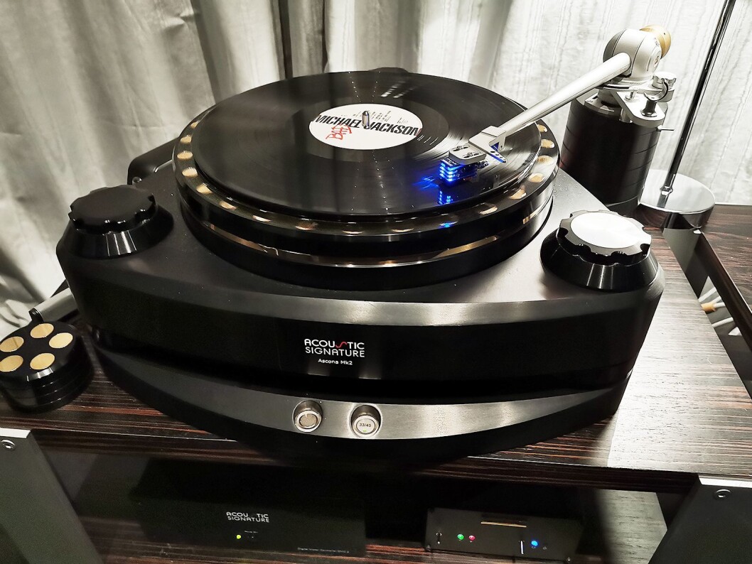Platespilleren Acoustic Signature Ascona Mk2 (300.000,-) med TA-9000-armen, som alene koster 200.000 kroner, der tre karbonrør er tredd inn i hverandre for å dempe resonansen. Lys-pickupen er en Soundsmith Stain Gauge til 100.000 kroner. Foto: Stian Sønsteng. Platespilleren Acoustic Signature Ascona Mk2 (300.000,-) med TA-9000-armen, som alene koster 200.000 kroner, der tre karbonrør er tredd inn i hverandre for å dempe resonansen. Lys-pickupen er en Soundsmith Stain Gauge til 100.000 kroner. Foto: Stian Sønsteng.