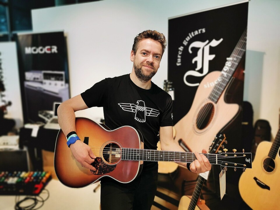 Håkon Øgreid i Luthman med Furch Vintage 2 til 17.600 kroner. Foto: Stian Sønsteng