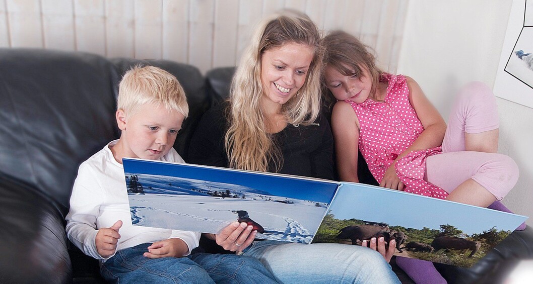 Fotobøker er fortsatt populære blant nordmenn, og stadig flere bruker også mobilbildene sine til å forevige minner. Foto: Cewe Fotobøker er fortsatt populære blant nordmenn, og stadig flere bruker også mobilbildene sine til å forevige minner. Foto: Cewe