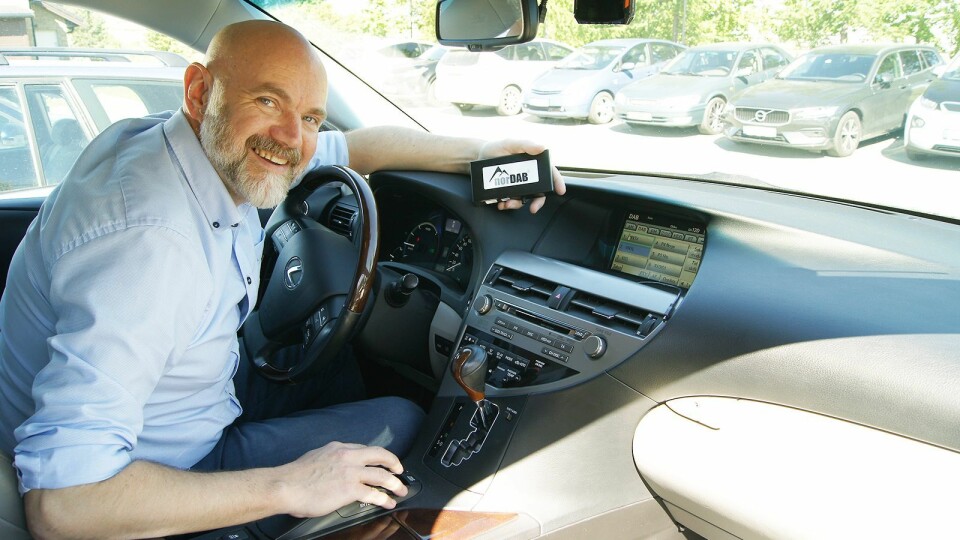 Produktsjef Alf Morten Engvik i AutoHiFi AS med en helt ny fullintegrert dab+/dab-løsning til Toyota og Lexus. Pris: 3.000,-. Foto: Daniel Winje