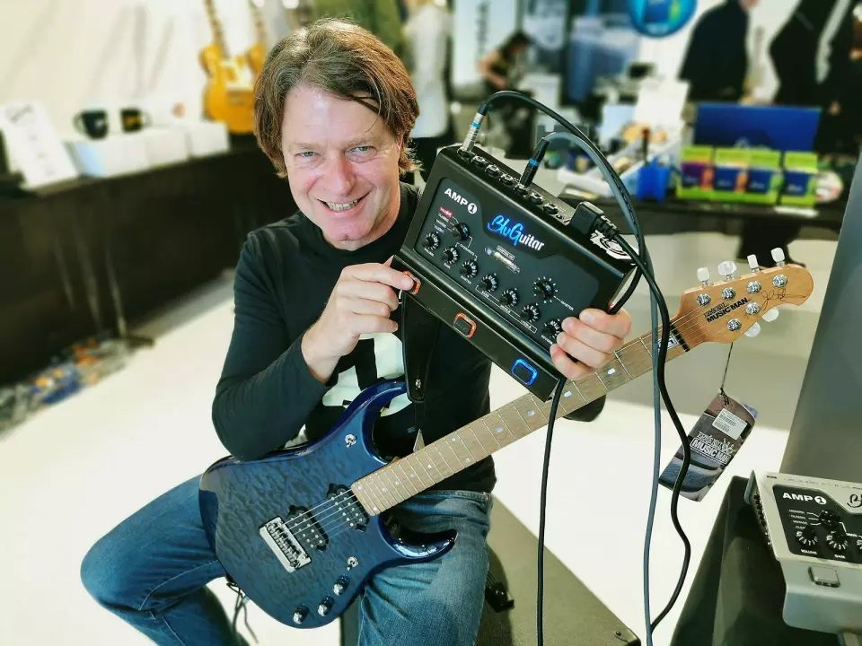 Gitarist, produktutvikler og forretningsmann Thomas Blug i BluGuitar med AMP1 Iridium Edition, som er ventet i salg før jul. Foto: Stian Sønsteng