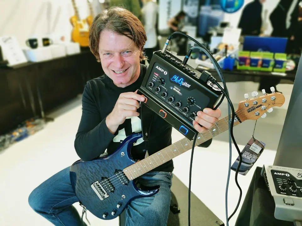 Gitarist, produktutvikler og forretningsmann Thomas Blug i BluGuitar med AMP1 Iridium Edition, som er ventet i salg før jul. Foto: Stian Sønsteng Gitarist, produktutvikler og forretningsmann Thomas Blug i BluGuitar med AMP1 Iridium Edition, som er ventet i salg før jul. Foto: Stian Sønsteng