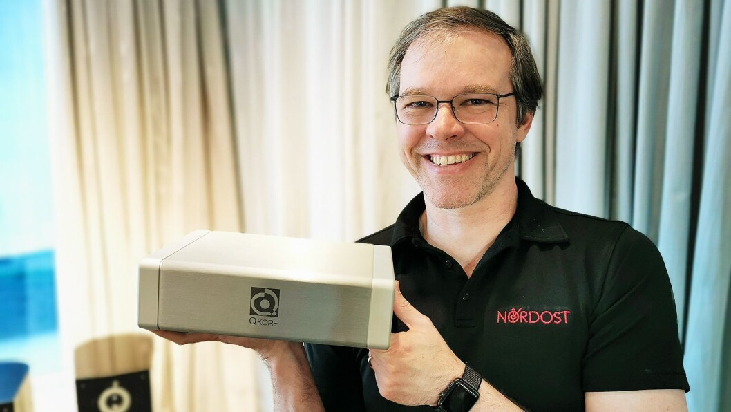 Dennis Bonotto i Nordost med Qkore 6, som både skal jorde vekselstrøm (AC) og likestrøm (DC). Foto: Stian Sønsteng Dennis Bonotto i Nordost med Qkore 6, som både skal jorde vekselstrøm (AC) og likestrøm (DC). Foto: Stian Sønsteng