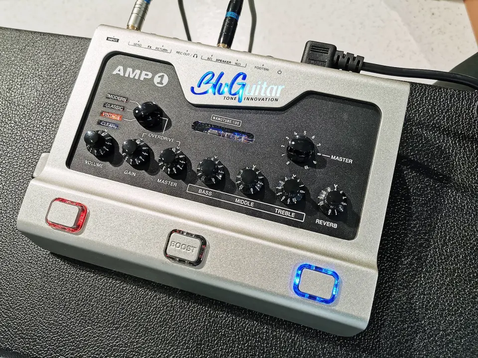 Forsterkertoppen BluGuitar AMP1 Mercury Edition har analog preamp med rør og et klasse-D sluttrinn. Pris: 6.000,- Foto: Stian Sønsteng. Forsterkertoppen BluGuitar AMP1 Mercury Edition har analog preamp med rør og et klasse-D sluttrinn. Pris: 6.000,- Foto: Stian Sønsteng.