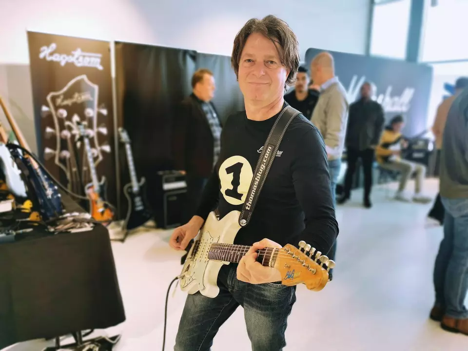 Gitarist Thomas Blug opptrådte under Larvik gitarfestival i mars, og stakk også innom BluGuitars nordiske distributør, EM Nordic, som deltok på salgsutstillingen. Foto: Stian Sønsteng.