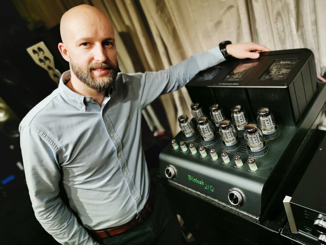 Sondre Solgård i Neby Hi-Fi Concept med McIntosh MC2152, som er en 2x150 watts effektforsterker med 16 rør. Foto: Stian Sønsteng Sondre Solgård i Neby Hi-Fi Concept med McIntosh MC2152, som er en 2x150 watts effektforsterker med 16 rør. Foto: Stian Sønsteng