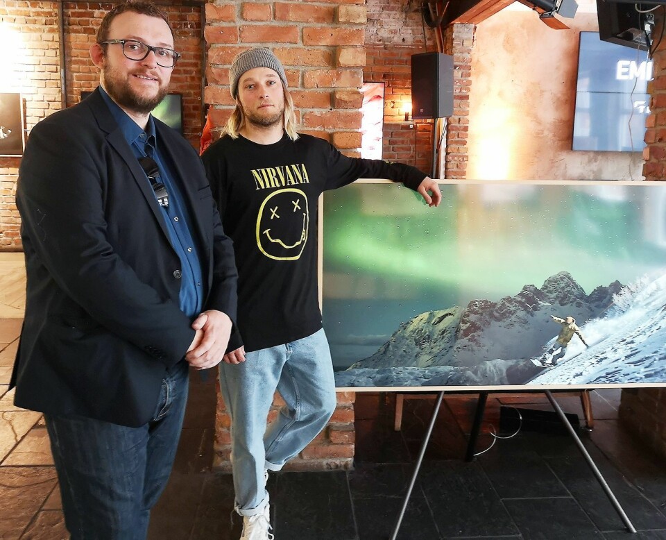 Produktspesialist i Samsung Nordic, Knut Eirik Rørnes og fotograf Emil Sollie viser fram både nye Frame 3.0 og fotografens bilder fra Lofoten. Foto: Marte Ottemo