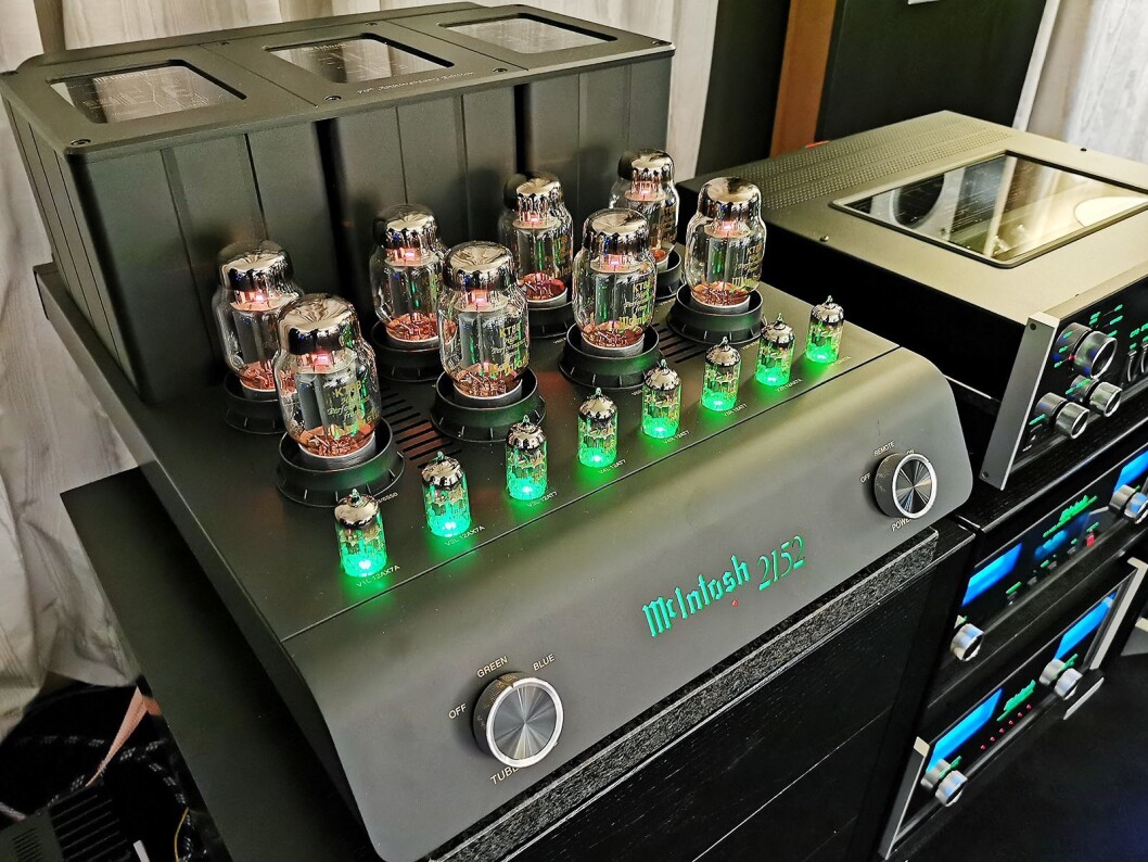 McIntosh MC2152 er en 2x150 watts effektforsterker med 16 rør. Til høyre skimtes den fullanaloge rør-forforsterker C70. De to enhetene selges som jubileumspakke til 250.000 kroner. Foto: Stian Sønsteng. McIntosh MC2152 er en 2x150 watts effektforsterker med 16 rør. Til høyre skimtes den fullanaloge rør-forforsterker C70. De to enhetene selges som jubileumspakke til 250.000 kroner. Foto: Stian Sønsteng.
