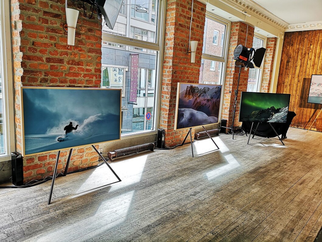 Utstillingen består både av trykk og bilder vist på The Frame. Foto: Marte Ottemo. Utstillingen består både av trykk og bilder vist på The Frame. Foto: Marte Ottemo.