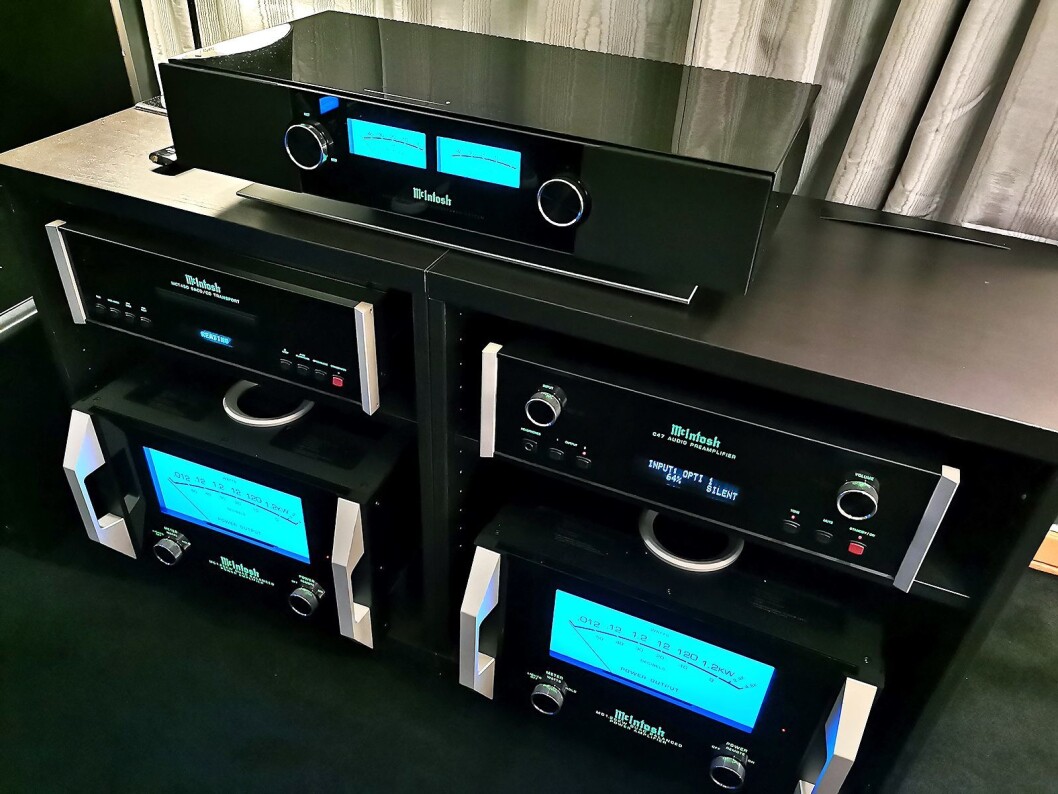 På toppen av benken musikksystemet McIntosh RS200, med samme diskant og mellomtone som i XR50-høyttalerne, samt bass i underkant. AirPlay og DTS Play-Fi, samt tilkopling for digitale kilder med HDMI inn. Pris: 37.000,- Foto: Stian Sønsteng. På toppen av benken musikksystemet McIntosh RS200, med samme diskant og mellomtone som i XR50-høyttalerne, samt bass i underkant. AirPlay og DTS Play-Fi, samt tilkopling for digitale kilder med HDMI inn. Pris: 37.000,- Foto: Stian Sønsteng.